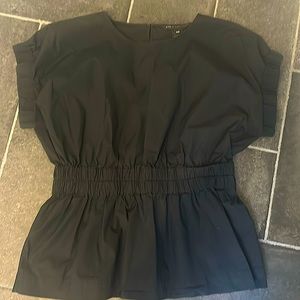 Marc by Marc Jacobs Dark navy pullover crisp cotton top. Keyhole bottom on back.